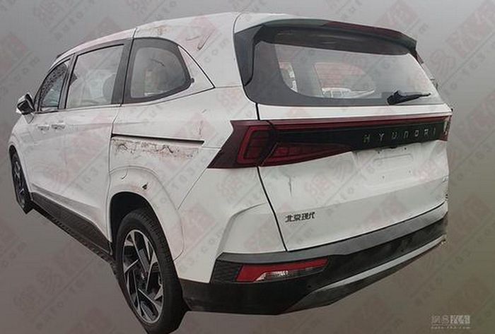 Đuôi xe với dải đèn LED chạy hết chiều ngang xe.