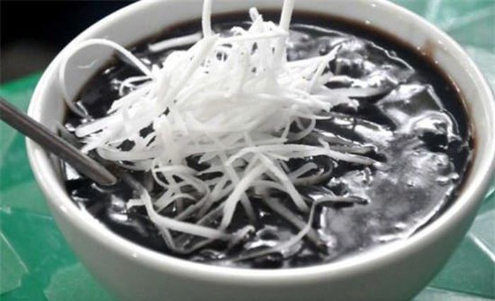 Thưởng thức món chè mè đen trong ngày hè oi bức.