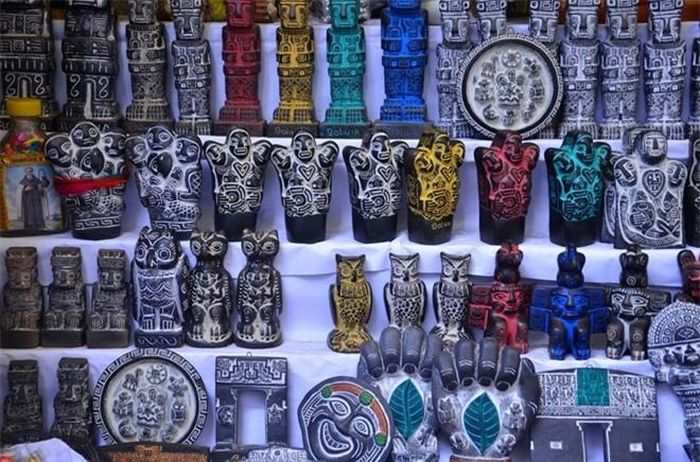 Các bùa chú bằng đất hình thù kỳ quái được cho là nơi trú ngụ cho các linh hồn. Một số bùa chú khác thì đem đến may mắn trong kinh doanh và tình cảm