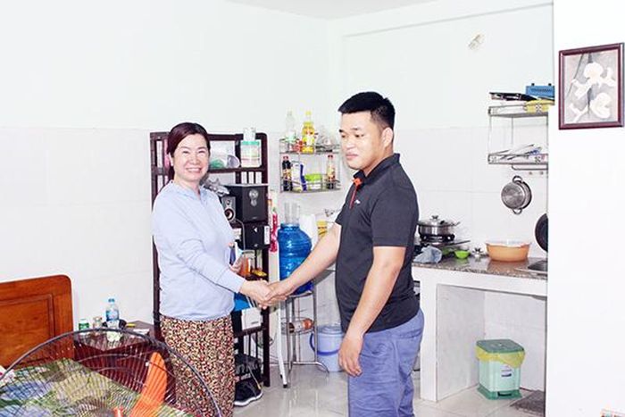 Bà Nguyễn Hương Giang chủ khu nhà trọ tại ấp 5, xã Long Thọ (H.Nhơn Trạch) thăm hỏi, động viên người thuê phòng