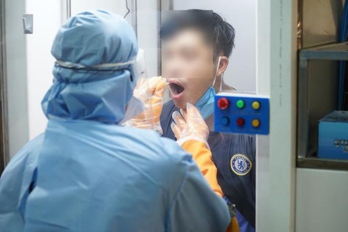 Nhân viên y tế tại Khu cách ly trung tâm quận 2 lấy mẫu để xét nghiệm cho một F1