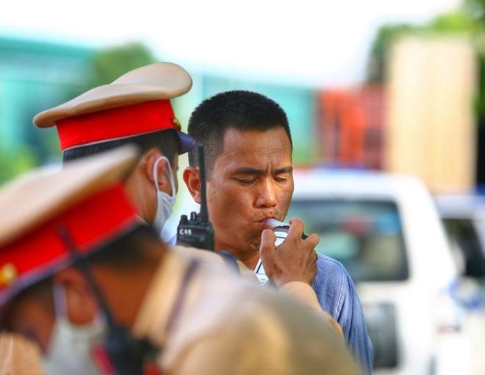 Mỗi tài xế đều được sử dụng riêng biệt ống thổi nồng độ cồn để đảm bảo vệ sinh và phòng chống dịch bệnh. 