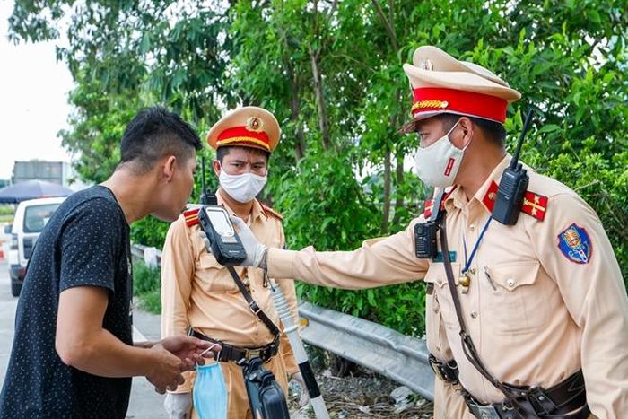 Với tất cả các trường hợp dừng xe kiểm tra, cán bộ CSGT đều thực hiện việc thông báo rõ kế hoạch tuần tra kiểm soát xử. lý vi phạm về ma túy, nồng độ cồn và nhận được sự hợp tác từ các tài xế. 