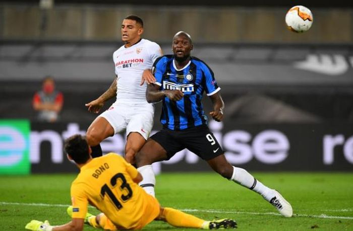 Lukaku bỏ lỡ cơ hội nâng tỷ số lên 3-2.