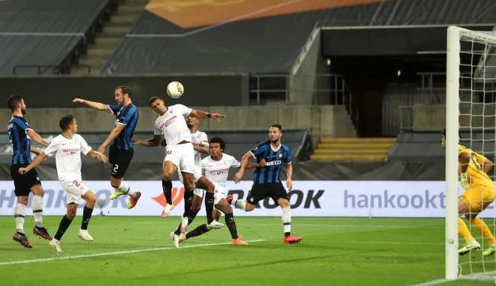 Godin gỡ hòa 2-2 cũng với một pha đánh đầu.