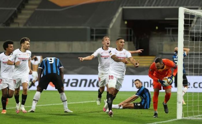 Diego Carlos (20) cùng đồng đội ăn mừng.