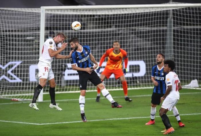 Luuk de Jong đánh đầu hiểm hóc nâng tỷ số lên 2-1.