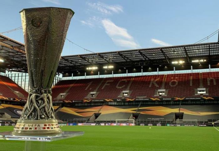 Hình ảnh chiếc Cup Europa League trên sân Müngersdorfer.
