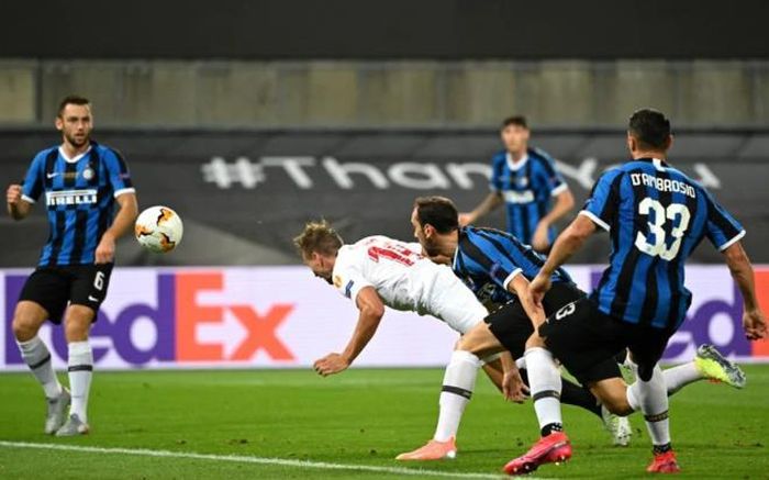 Luuk de Jong đánh đầu gỡ hòa 1-1 cho Sevilla.