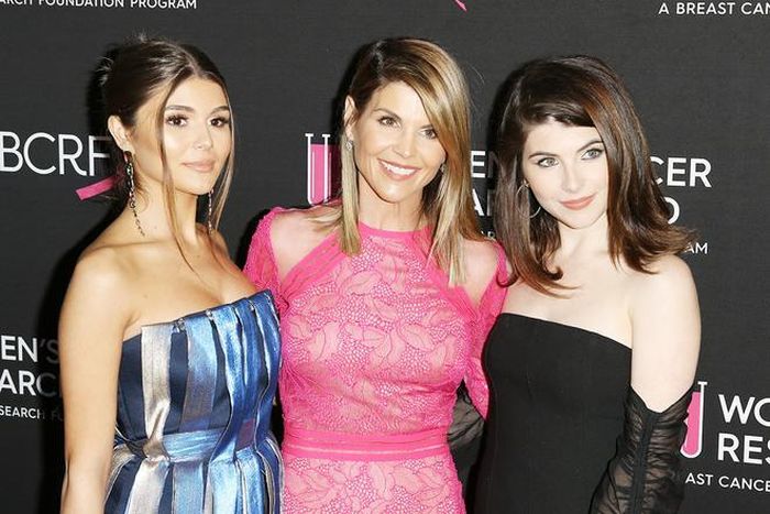 Lori Loughlin và hai con gái. Ảnh: AS&U.