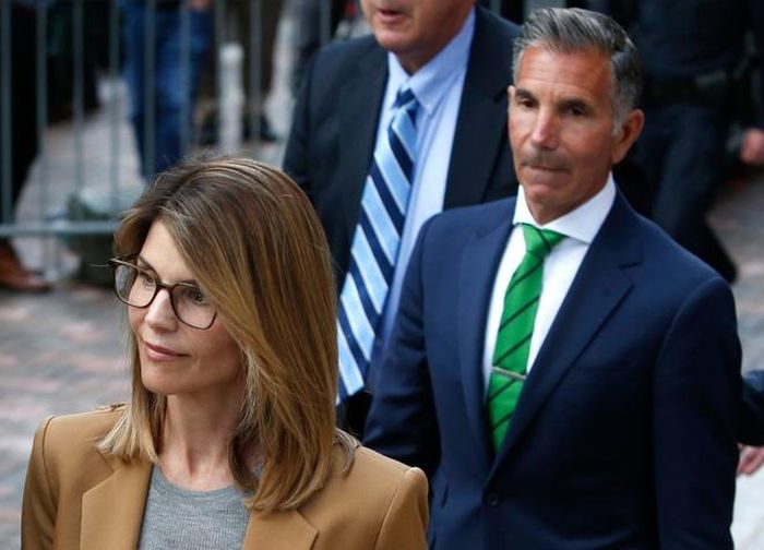 Vợ chồng Lori Loughlin ra hầu tòa hồi năm ngoái. Ảnh: Insidehook.