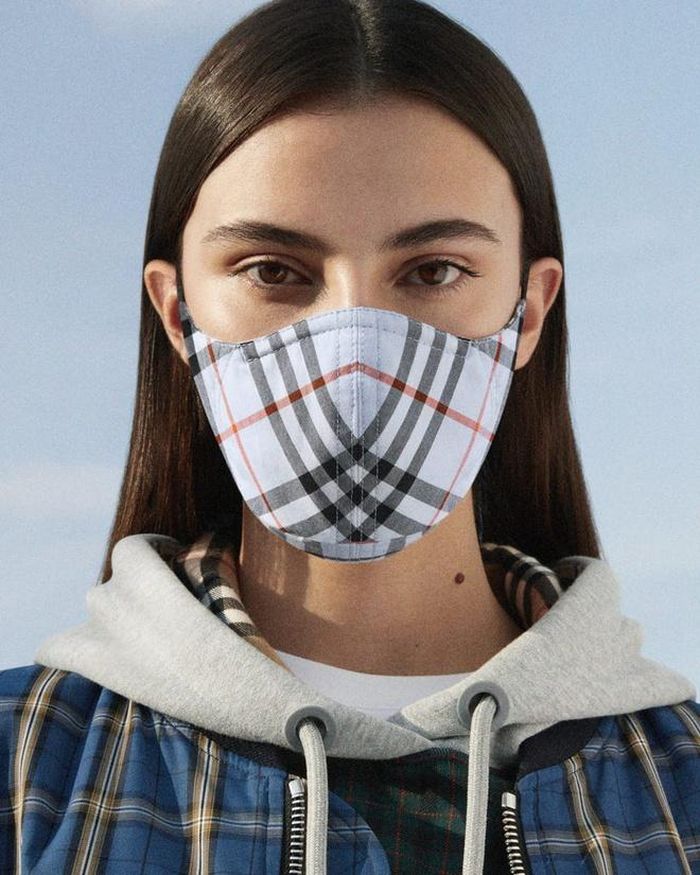 Burberry tung ra 2 phiên bản màu be và xanh nhạt cho sản phẩm khẩu trang mới của mình. Ảnh: Burberry.