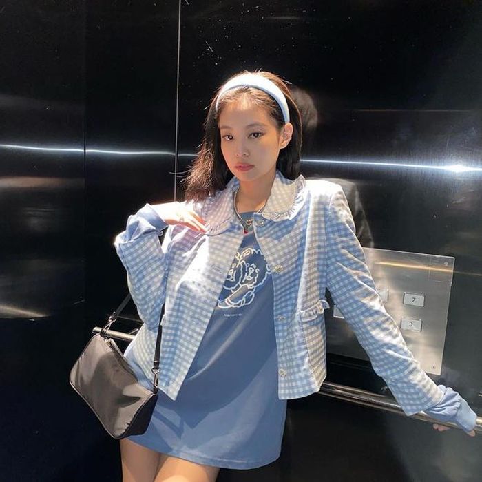 Nhờ Jennie, mẫu áo nỉ in hinh gấu, màu xanh nước biển đáng yêu của nhãn hiệu APiece of Cake được săn đón. Người hâm mộ có thể sở hữu áo giống nữ thần tượng bởi giá của nó khá phải chăng, khoảng 36 USD. Ảnh: @jennierubyjane.