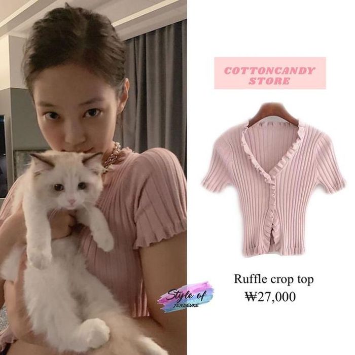 Jennie là một trong những nữ thần tượng dẫn đầu trào lưu diện áo len tăm crop top, ôm sát vào cơ thể. Cô khá yêu thích kiểu áo này, sở hữu nhiều phiên bản màu sắc khác nhau như xanh lá cây, hồng... Trong hình, nữ ca sĩ mặc mẫu áo do Cotton Candy thiết kế, giá 23 USD. Ảnh: @styleofjendeuke.