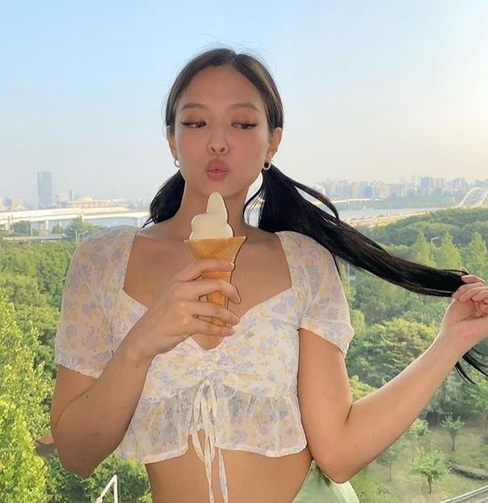 Jennie (BlackPink) vốn nổi tiếng với phong cách ăn mặc sang chảnh. Cô thường xuyên xuất hiện trong trang phục đến từ các thương hiệu cao cấp. Tuy nhiên, người hâm mộ cũng bắt gặp khoảnh khắc nữ thần tượng diện đồ bình dân. Trên ảnh, thành viên nhóm BlackPink mặc áo crop top điệu đà của House of Maguie, có giá 38 USD. Ảnh: @jennierubyjane.