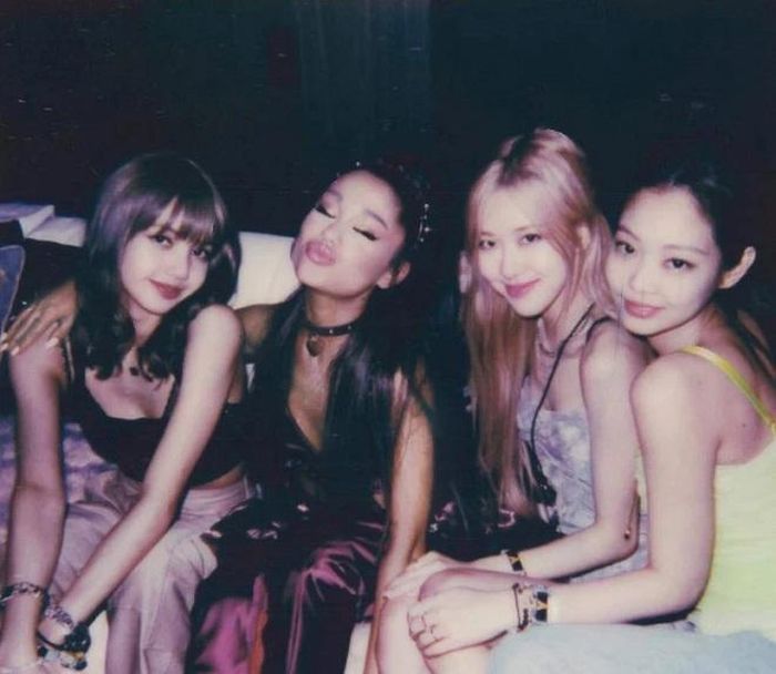 3 thành viên của Blackpink và Ariana Grande