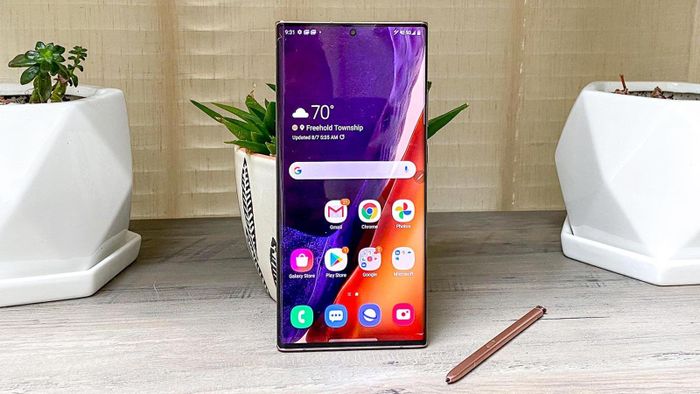 Samsung Galaxy Note 20 Ultra mới trình làng ngày 5/8 được PhoneArena bình chọn là smartphone Android có bút cảm ứng tốt nhất. Bút S-Pen trên Galaxy Note 20 Ultra được cho là có nhiều nâng cấp đáng giá, mang lại trải nghiệm viết như trên giấy với độ trễ 9 ms.
