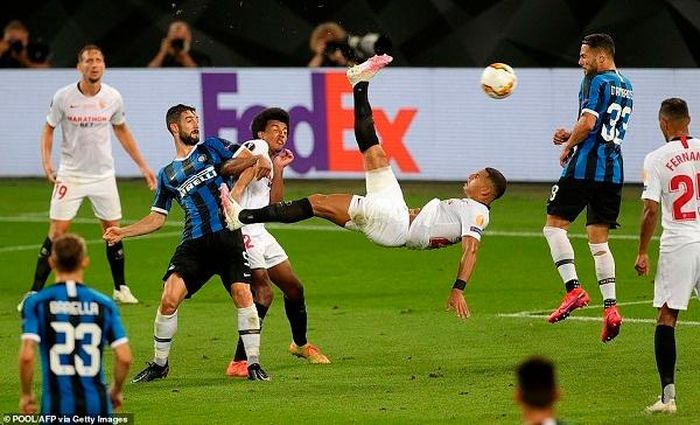 Sevilla (áo trắng) tạo nên cuộc lội ngược dòng thành công. Ảnh: Getty Images