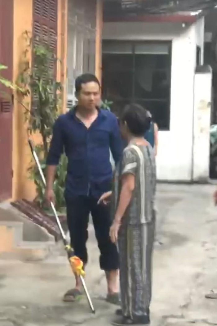 Người đàn ông bị tố dùng gậy sắt đánh phụ nữ.