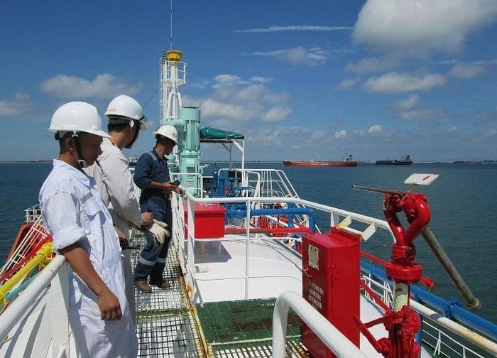  Người lao động PVTrans thực hiện công tác bảo dưỡng sửa chữa tàu Hình tư liệu 
