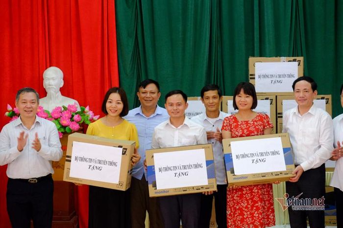 Nhân dịp này, đoàn công tác Bộ TT&amp;TT cũng đã gặp gỡ, trao đổi với Đảng ủy, HĐND, UBND xã Bình Thành (Định Hóa, Thái Nguyên) và tặng phần quà gồm 10 máy tính và 5 máy in cho 5 điểm trường trong xã.