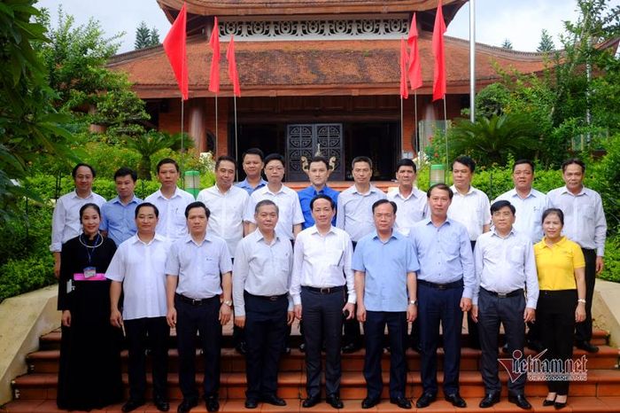 Đoàn công tác Bộ TT&amp;TT chụp ảnh lưu niệm cùng lãnh đạo huyện Định Hóa và đại diện các đơn vị thuộc Bộ trên địa bàn tỉnh Thái Nguyên. 