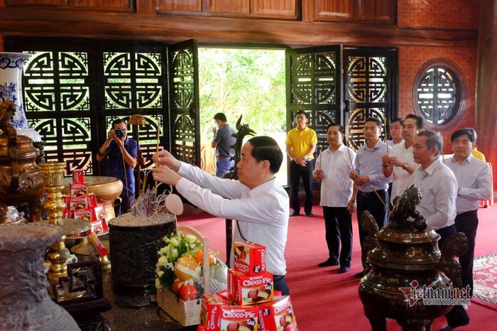 Đoàn công tác tiến hành dâng hương và dành một phút mặc niệm trước anh linh Chủ tịch Hồ Chí Minh