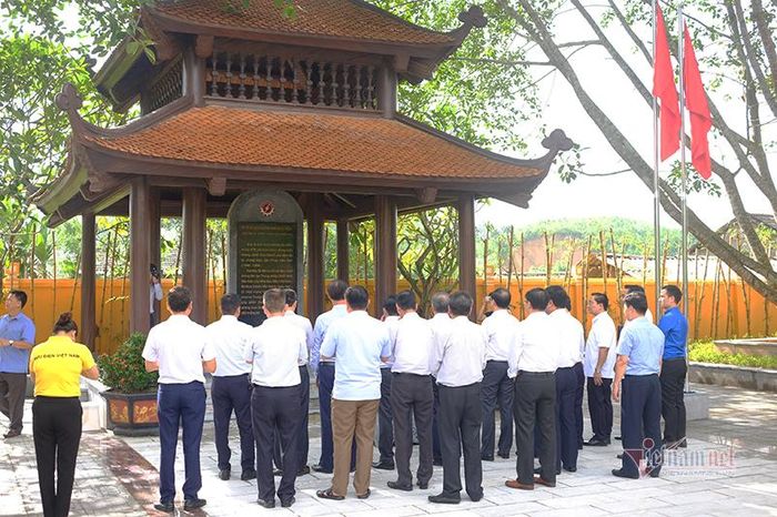 Nhân kỷ niệm 75 năm ngày truyền thống ngành TT&amp;TT (28/8/1945 - 28/8/2020), đoàn công tác đã đến thăm và dâng hương tại nhà bia lưu niệm khu di tích lịch sử ngành bưu điện. 