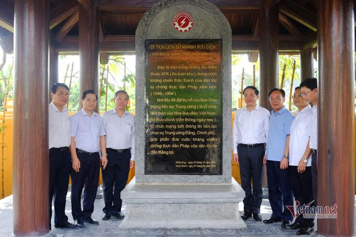 Di tích lịch sử ngành bưu điện tại thôn Bản Là, xã Đình Thành, huyện Định Hóa, tỉnh Thái Nguyên là một trong những địa điểm thuộc An toàn khu trong cuộc kháng chiến chống thực dân Pháp (1946-1954).
