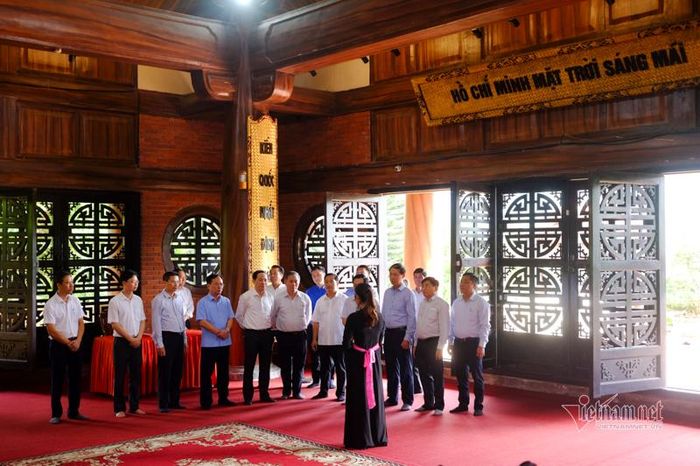 Hướng dẫn viên khu di tích chia sẻ với đoàn công tác về lịch sử cuộc kháng chiến chống Pháp và vai trò của ATK (An toàn khu) Định Hóa.