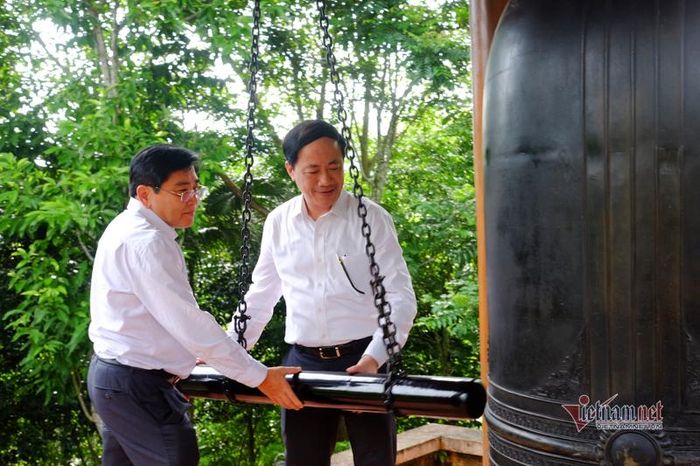 Thứ trưởng Phạm Anh Tuấn gióng hồi chuông tưởng niệm tại nhà chuông trong khu di tích.