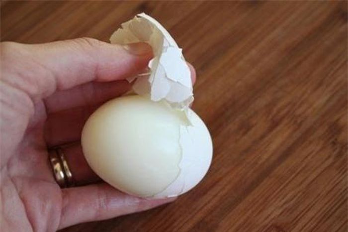 Bạn có thể dùng trứng gà để chữa hôi nách.