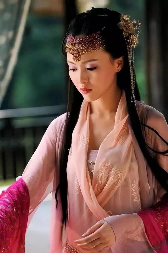 Đường Yên – 26 tuổi: Không phải là nữ chính nhưng vai diễn Tử Huyên của Đường Yên trong “Tiên kiếm kỳ hiệp 3” (2009) không hề thua kém nữ chính Dương Mịch một chút nào cả. 