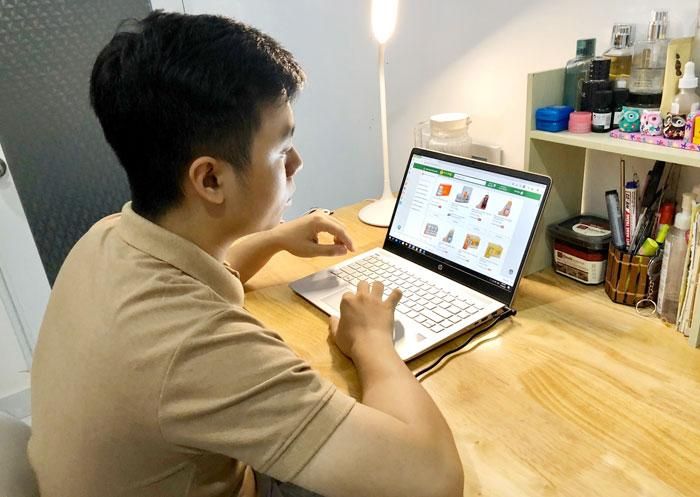Người tiêu dùng ngày càng quan tâm tới hình thức mua hàng trực tuyến, nhất là việc chọn mua hàng hóa trên các sàn thương mại điện tử. (Ảnh: Lam Phương)