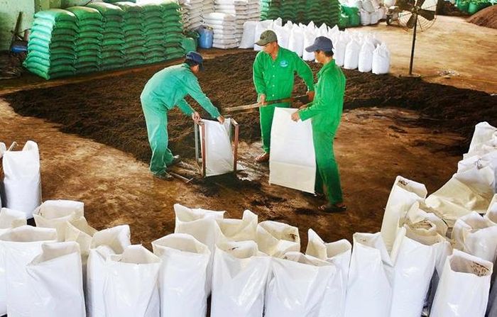 Đóng gói sản phẩm hữu cơ được tạo ra từ rác thải tại nhà máy xử lý rác thải thành phố Cà Mau
