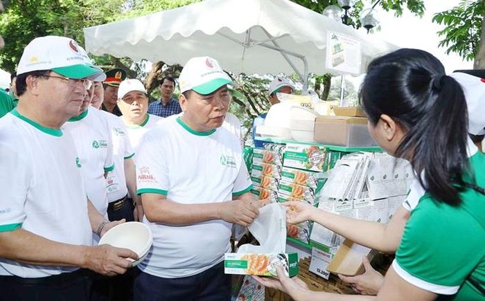 Ủy viên Bộ Chính trị, Thủ tướng Chính phủ Nguyễn Xuân Phúc và các đại biểu thăm khu trưng bày các sản phẩm thân thiện môi trường, các giải pháp thay thế nhựa sử dụng một lần và nilon khó phân hủy tại Hà Nội, ngày 9-6-2019. Ảnh: TTXVN 