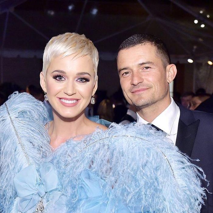 Katy Perry thấy hạnh phúc vì luôn có hôn phu bên cạnh. Ảnh: Cosmopolitian.