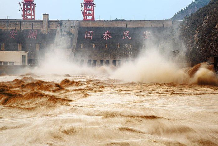  Truyền thông Trung Quốc xác nhận vào ngày 22/8 toàn bộ cửa xả lũ của đập Tam Môn Hiệp đã được mở. Ảnh: Chinanews. 