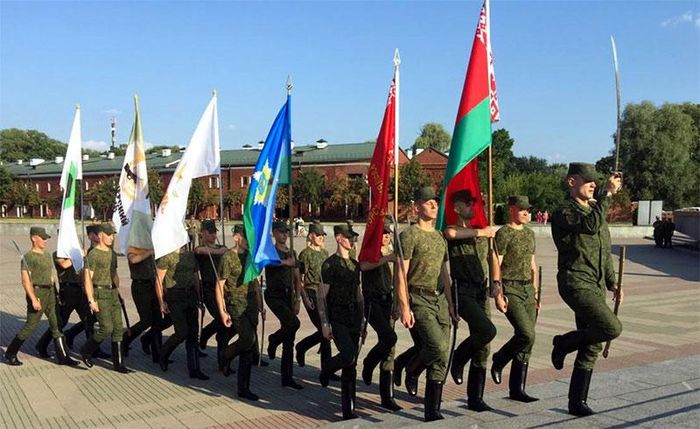  Lễ diễu binh theo truyền thống Belarus.