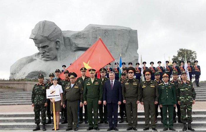  Các đội tuyển trước Tượng đài Người chiến sĩ.