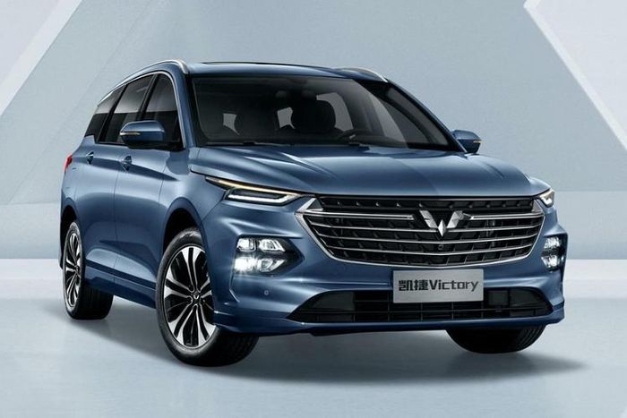 Nếu chi thêm tiền, khách hàng Trung Quốc có thể mua bản 4 chỗ sang trọng hơn của mẫu MPV này. Ở bản 4 chỗ, hàng ghế thứ 2 sẽ bị lược bỏ và xe có thêm 2 ghế thương gia nằm độc lập với nhau ở hàng ghế thứ 3. Chưa hết, Wuling Victory 2021 còn được trang bị vô lăng 2 chấu, bảng đồng hồ kỹ thuật số, màn hình cảm ứng nằm độc lập trên mặt táp-lô, cửa gió điều hòa nằm ngang, cụm điều khiển trung tâm có thiết kế đơn giản, cần số khá lớn và cửa sổ trời toàn cảnh Panorama trên trần xe.