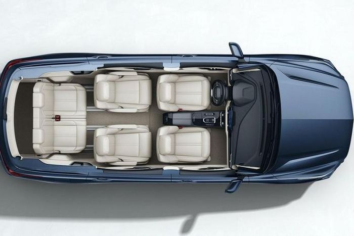 Bên trong Wuling Victory 2021 là không gian nội thất 6 chỗ tiêu chuẩn. Hàng ghế thứ hai đi kèm đệm đỡ bắp chân như xe sang và có thể trượt lên xuống nhằm mang đến cảm giác thoải mái nhất cho người ngồi.