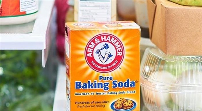 Ngoài công dụng tẩy rửa, bột baking soda còn được dùng để khử mùi khai và làm sạch vết ổ vàng do nước tiểu của trẻ gây ra.