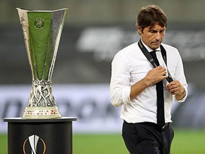 HLV Conte cay đắng nhận HCB cùng Inter Milan. Ảnh: GETTY IMAGES