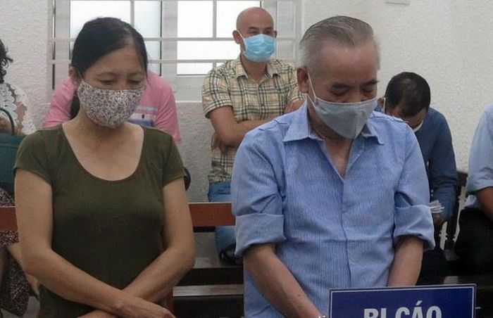 Bị cáo Trần Ngọc Hưng và vợ nghe tuyên án. Ảnh: N.T.