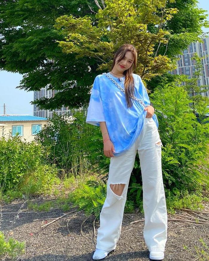 Bên cạnh màu xanh đặc trưng của quần jeans, quần ống suông trắng cũng được sao nữ ưa chuộng. Khi đi chơi, Joy phối cùng áo phông loang màu và giày sneakers trắng năng động. Ảnh: @_imyour_joy.