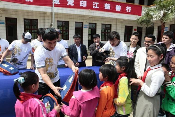  30 năm trở lại đây, ngôi sao võ thuật tích cực tham gia các hoạt động từ thiện. 