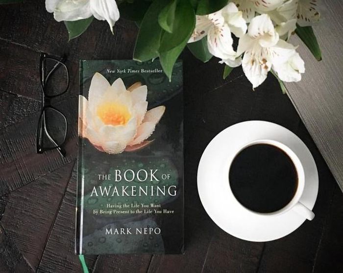  The Book of Awakenings là cuốn sách hướng con người tới cách sống tự tại, lạc quan và tận hưởng từng hạnh phúc của cuộc sống. Ảnh: Amazon. 