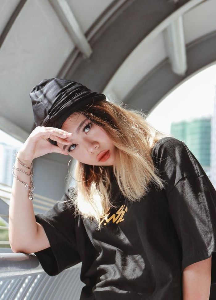  Nữ rapper chia sẻ với Zing thời gian qua cô sản xuất âm nhạc theo hướng tự do, ngẫu hứng. “Âm nhạc trong tôi bắt nguồn từ cảm hứng thường ngày và dụng cụ làm nhạc cũng đơn sơ. Tuy nhiên, nhờ quen biết những nghệ sĩ đi trước tôi được giúp đỡ, chỉ bảo nhiều về cách sáng tác, sản xuất âm nhạc”, cô nói. 