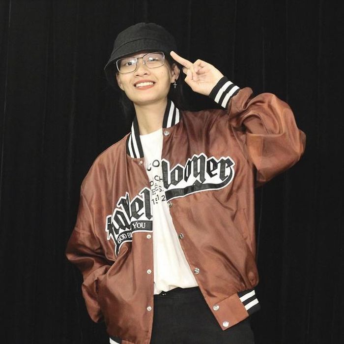  Ở tập ba của chương trình, Thy rap về cô gái bị bạn trai phản bội. Phần thi của thí sinh có flow và lời tốt, cho thấy màu sắc riêng. Từ vòng đầu, cô đã được dàn huấn luyện viên đánh giá cao về khả năng viết lời. Ảnh: BTC. 